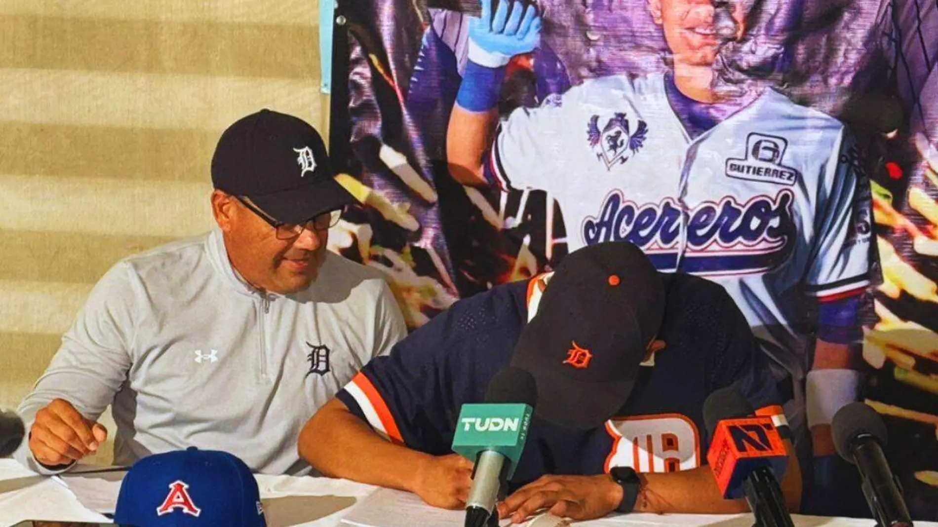 Omar Bustamante firma Tigres de Detroit